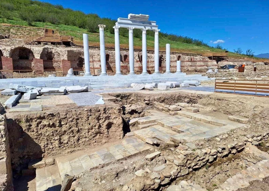 Уникална находка! Откриха статуя на божество в Хераклея Синтика