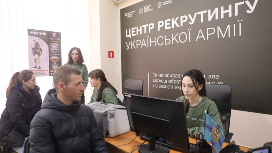 Киев търси от кол и въже мъже за фронта 