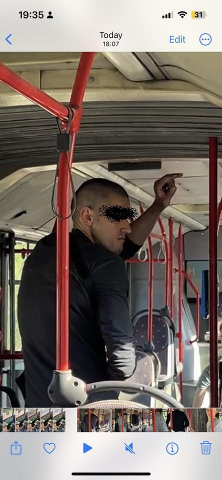 Внимание: Перверзник стиска дупета на млади майки в автобус в София ВИДЕО 