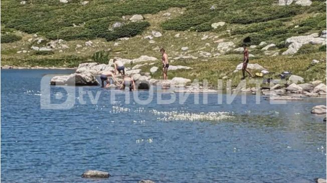 Група туристи влезе и се изкъпа в едно от Седемте рилски езера СНИМКИ