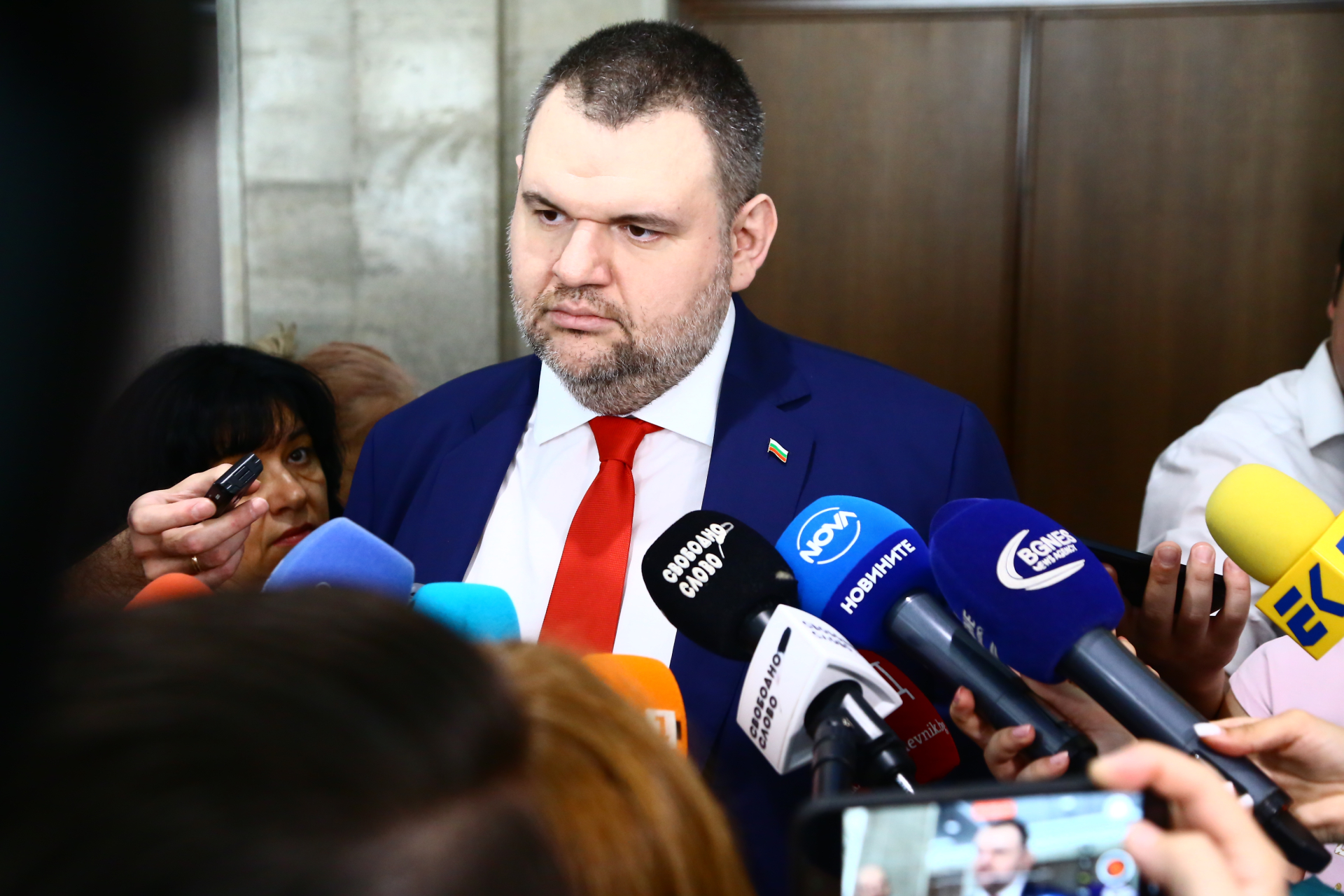 Пеевски: Президентът отишъл на прием, а държавата гори! Чудовищно е положението!