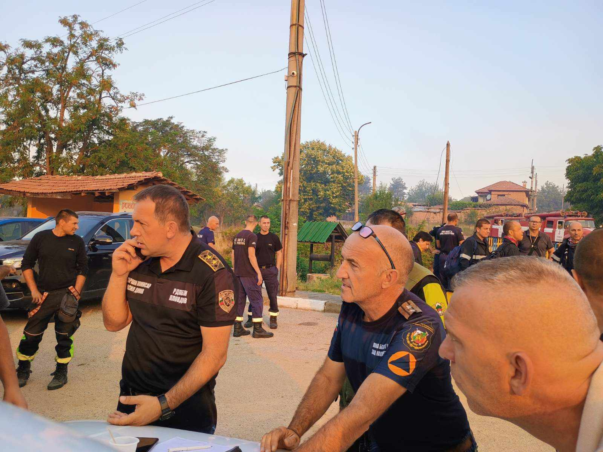 Бедствено положение: Пожарът в Пловдивско гори на три фронта СНИМКИ