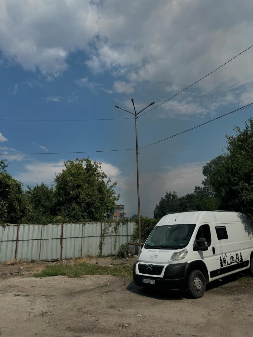 Първо в БЛИЦ: И София пламна! Гъст дим се вижда от този столичен квартал ВИДЕО