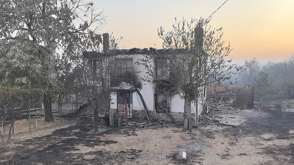 Хората плачат за имотите си: Огненият ад в село Воден в СНИМКИ