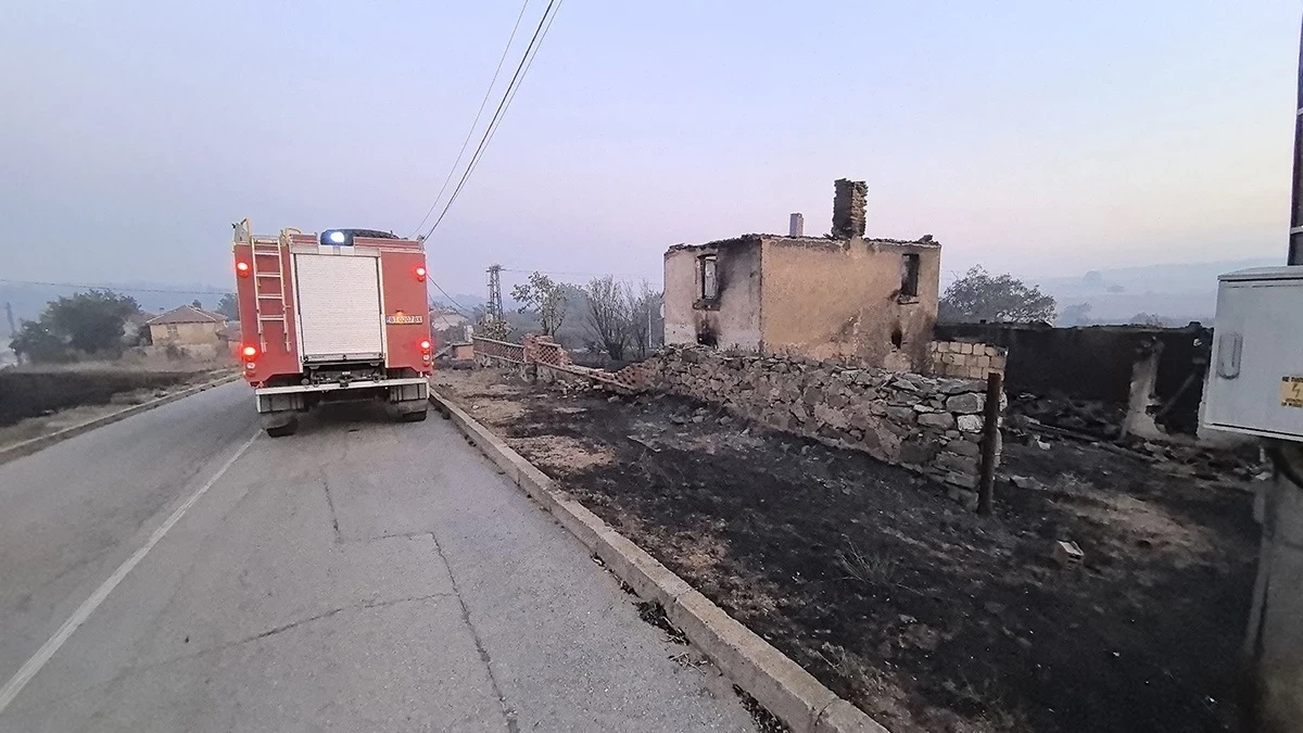 Хората плачат за имотите си: Огненият ад в село Воден в СНИМКИ