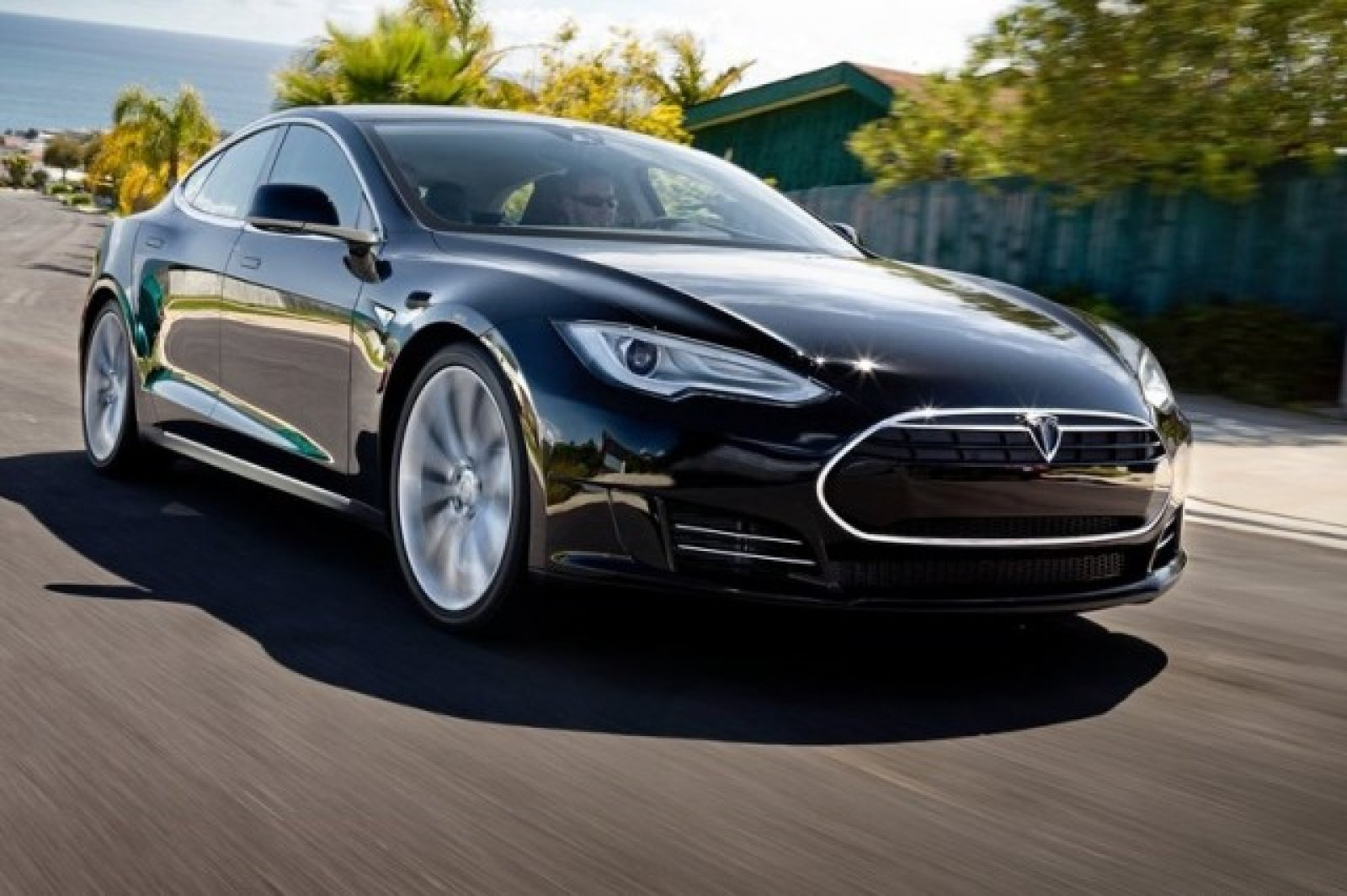 Голям резил за Tesla, конкуренцията я отвя 