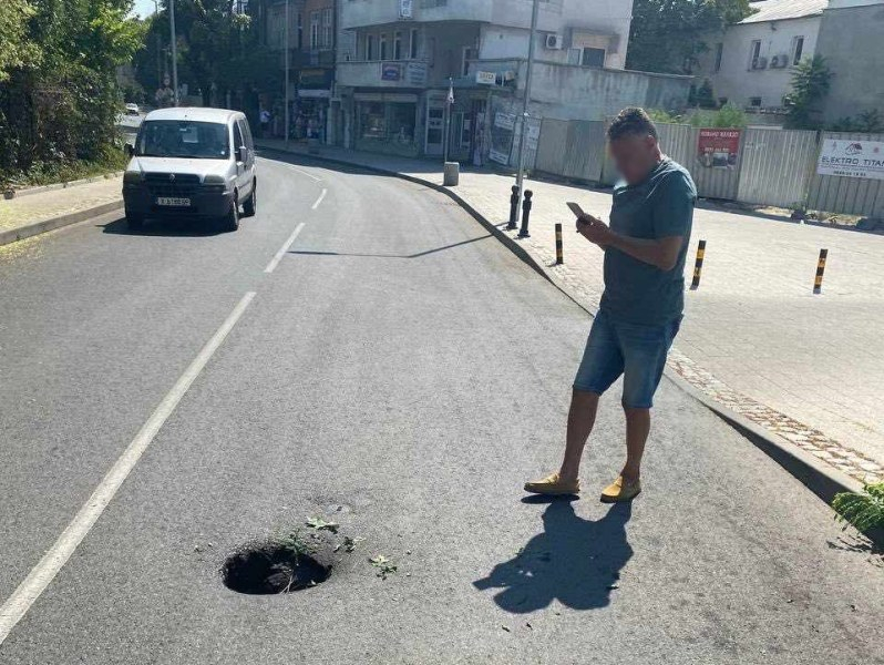Кратер зейна на централна улица в Пловдив, велосипедист не погледна и... СНИМКА