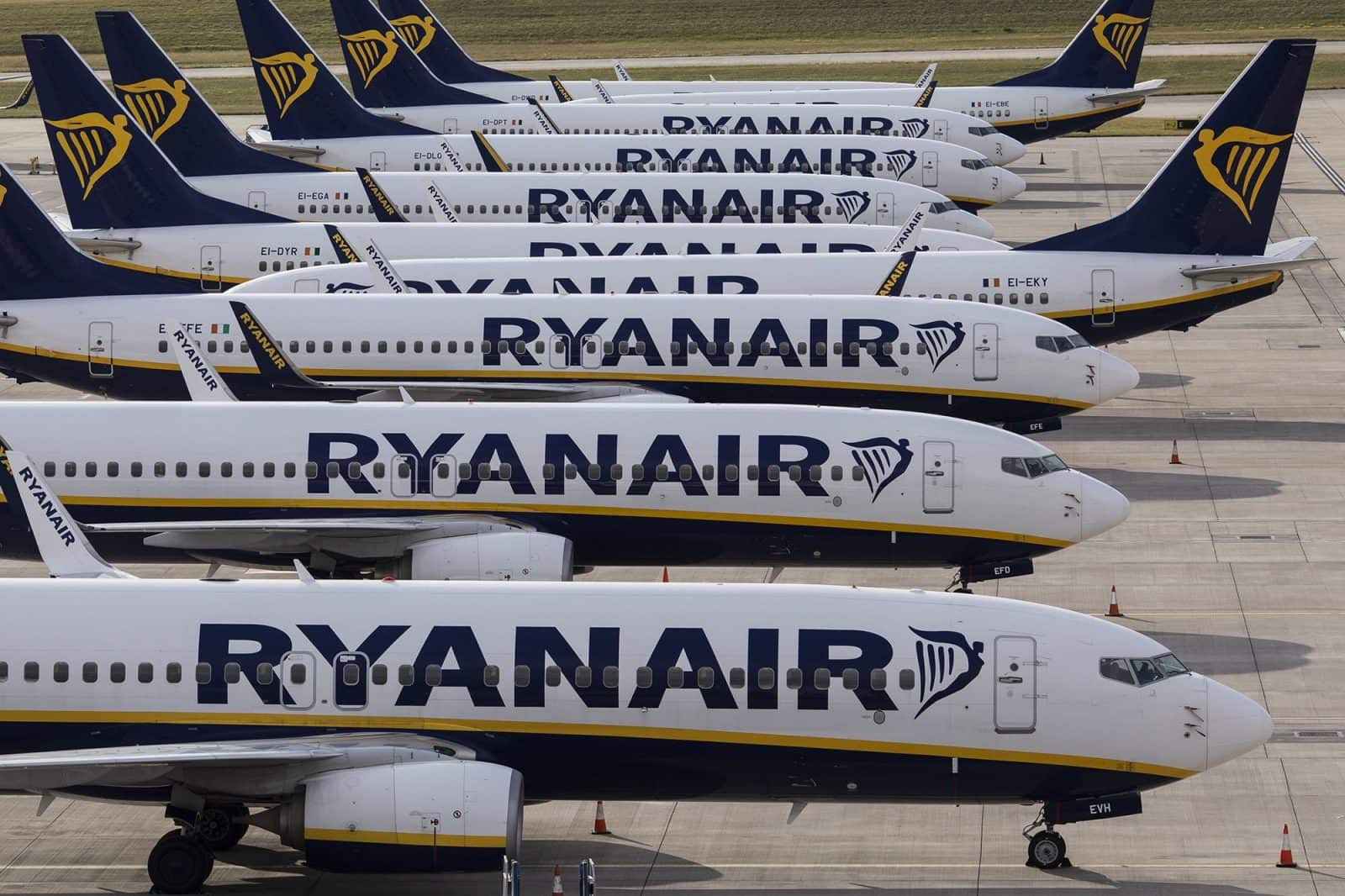 Светът спря: Ryanair отменя полети заради срива, изгоряха куп българи