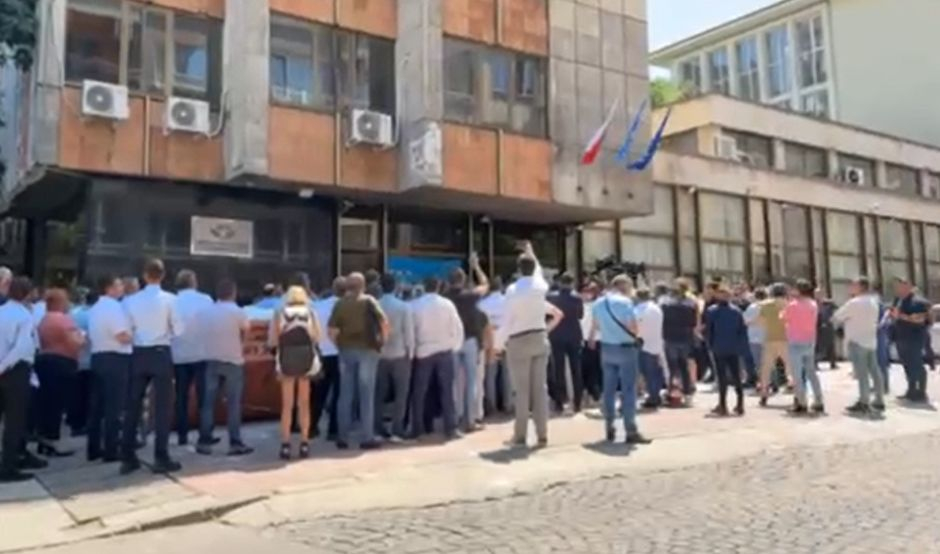 Отцепниците от ДПС атакуват вандалски централата на партията ВИДЕО