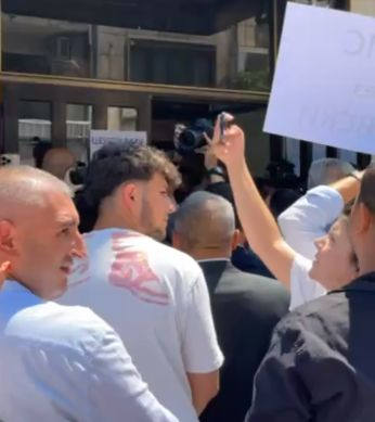 Отцепниците от ДПС атакуват вандалски централата на партията ВИДЕО