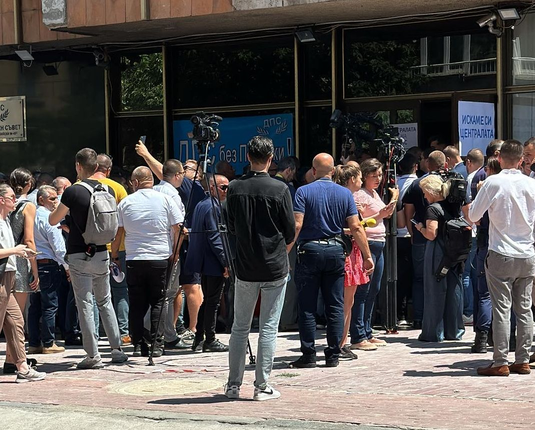 Отцепниците от ДПС атакуват вандалски централата на партията ВИДЕО
