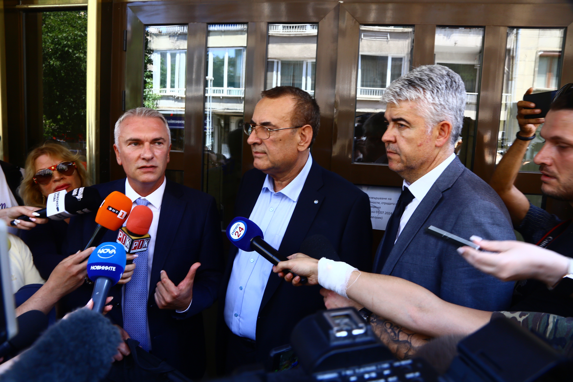 Отцепниците от ДПС атакуват вандалски централата на партията ВИДЕО