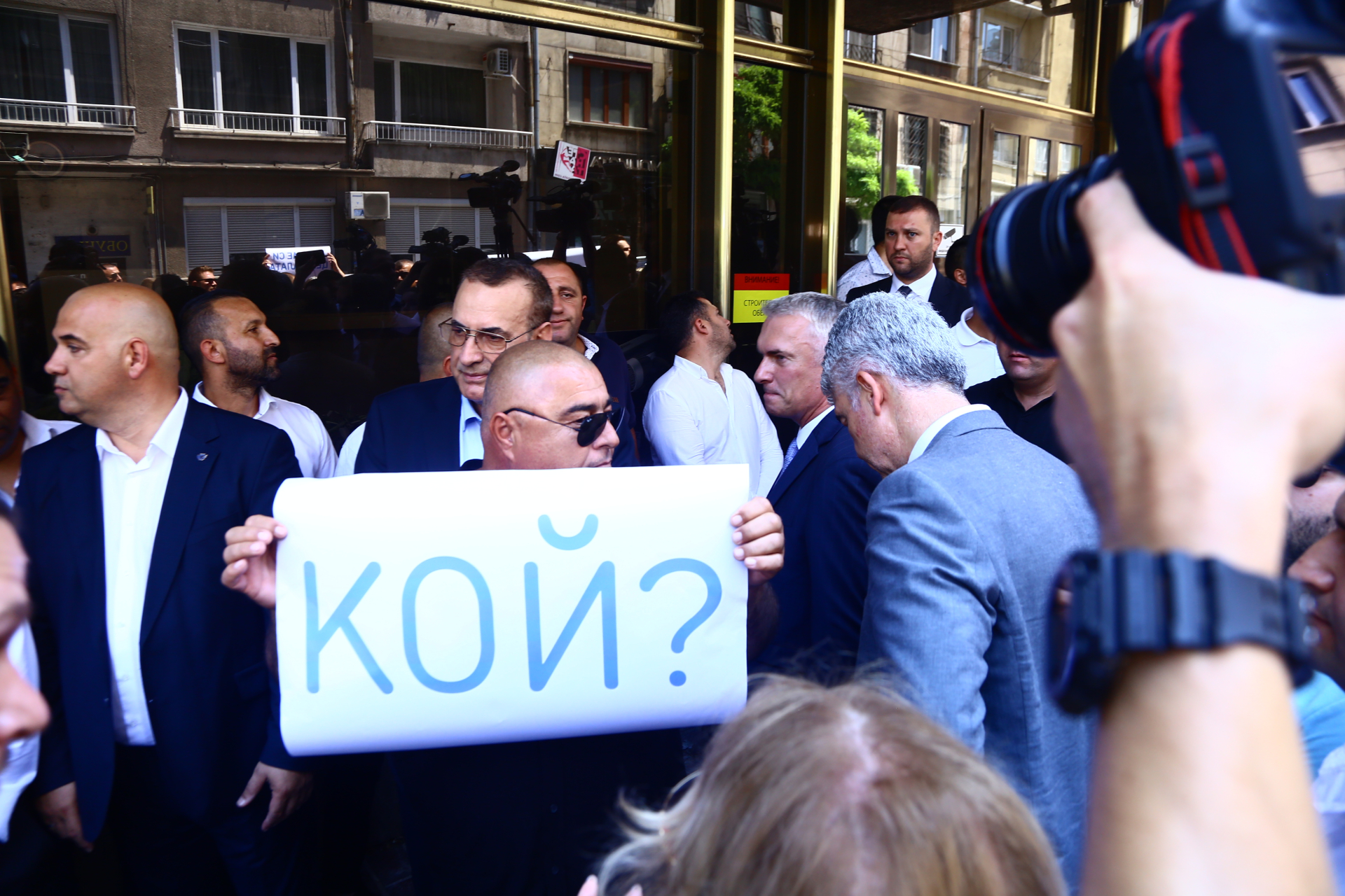 Отцепниците от ДПС атакуват вандалски централата на партията ВИДЕО
