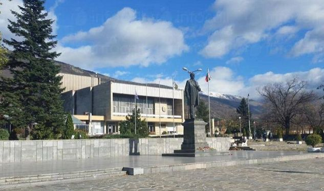 Сопотчани гледат и беснеят! Какви ги върши тоя в центъра на града ВИДЕО 