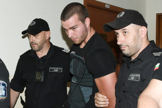 Полицаят, счупил челюстта на младеж на Джулай морнинг, не е на себе си от тази вест