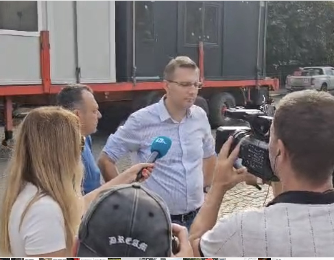 Дарение от мобилни къщи за самотно живеещи мъж и възрастна жена от Делян Пеевски в село Воден бе доставено днес