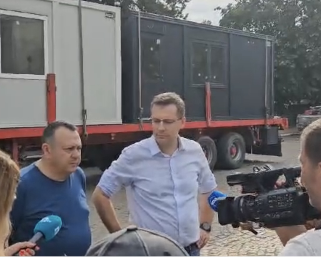 Дарение от мобилни къщи за самотно живеещи мъж и възрастна жена от Делян Пеевски в село Воден бе доставено днес
