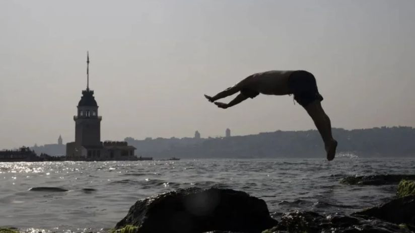 В Истанбул е страшно! Хората наскачаха в Босфора, за да... СНИМКИ 