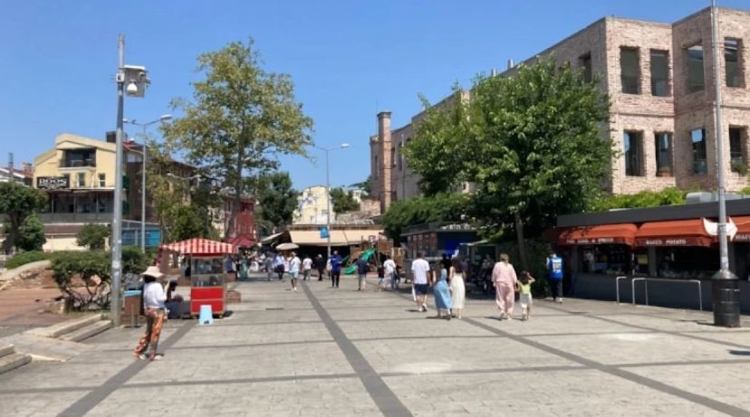 В Истанбул е страшно! Хората наскачаха в Босфора, за да... СНИМКИ 