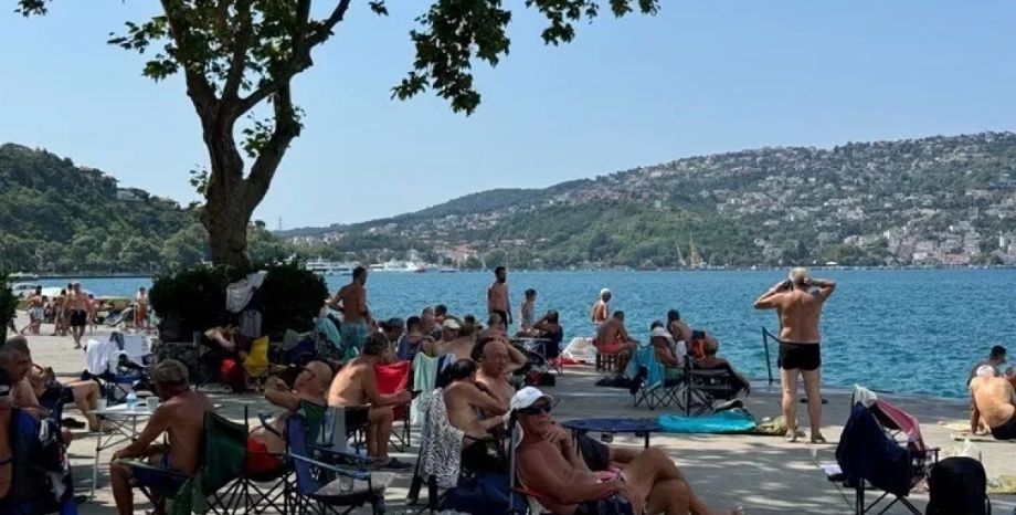 В Истанбул е страшно! Хората наскачаха в Босфора, за да... СНИМКИ 