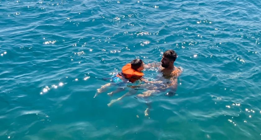В Истанбул е страшно! Хората наскачаха в Босфора, за да... СНИМКИ 