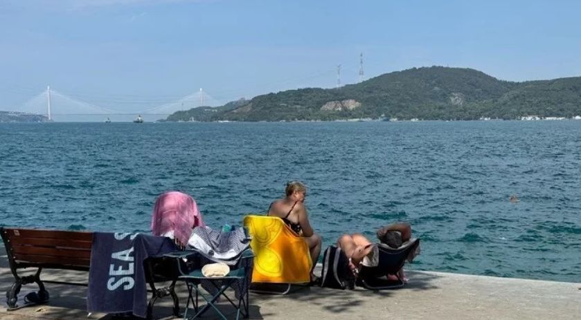 В Истанбул е страшно! Хората наскачаха в Босфора, за да... СНИМКИ 