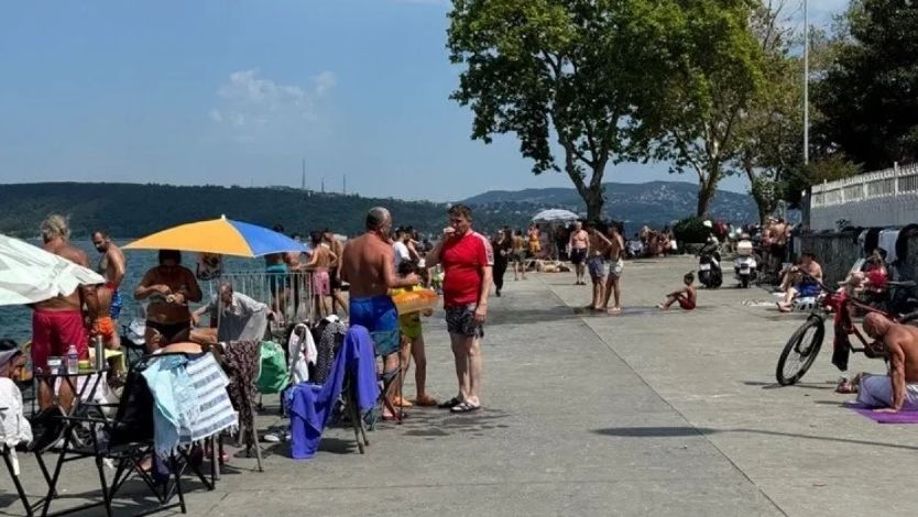 В Истанбул е страшно! Хората наскачаха в Босфора, за да... СНИМКИ 