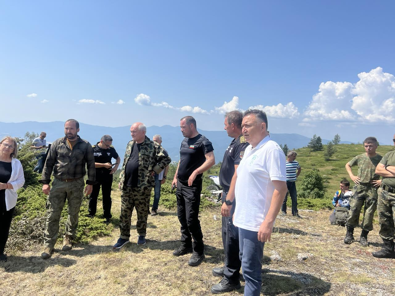 Огненият ад на Беклемето заплашва цяла гора, на място са... СНИМКИ