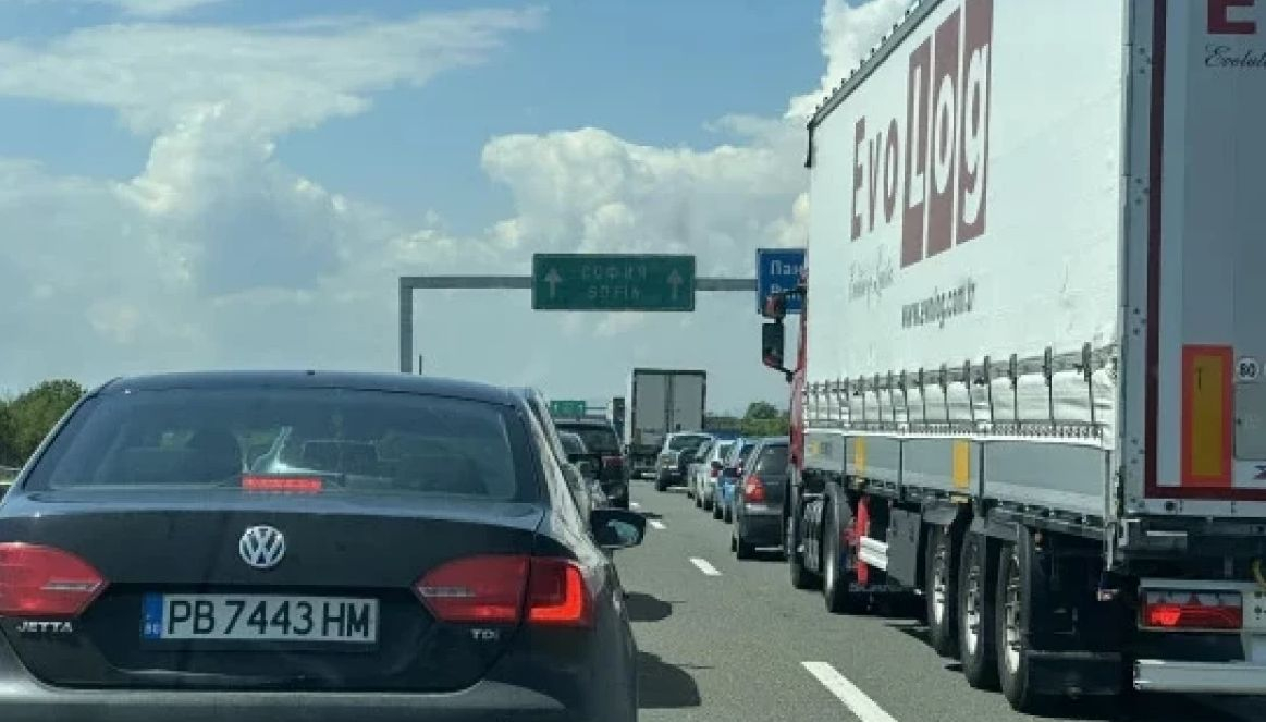 Ужасът на АМ "Тракия" няма край: Пак се нанизаха СНИМКИ