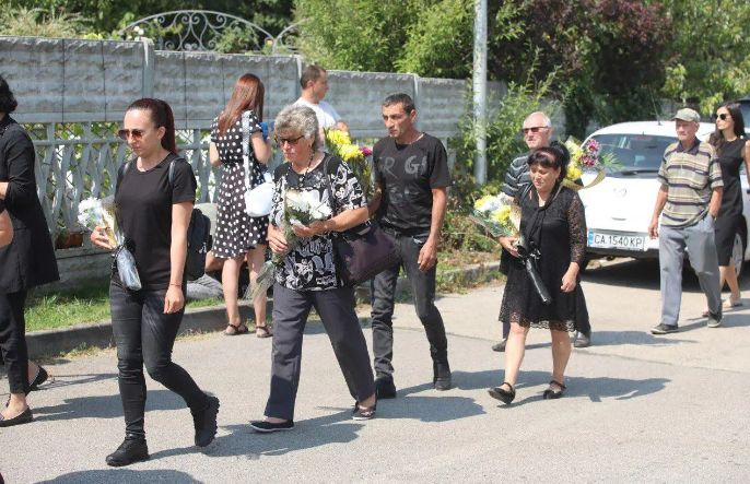 С протекцията на Алексей Петров: Татко Петко и Кирил Петков назначили сватбена агентка за шеф на държавно дружество СНИМКИ