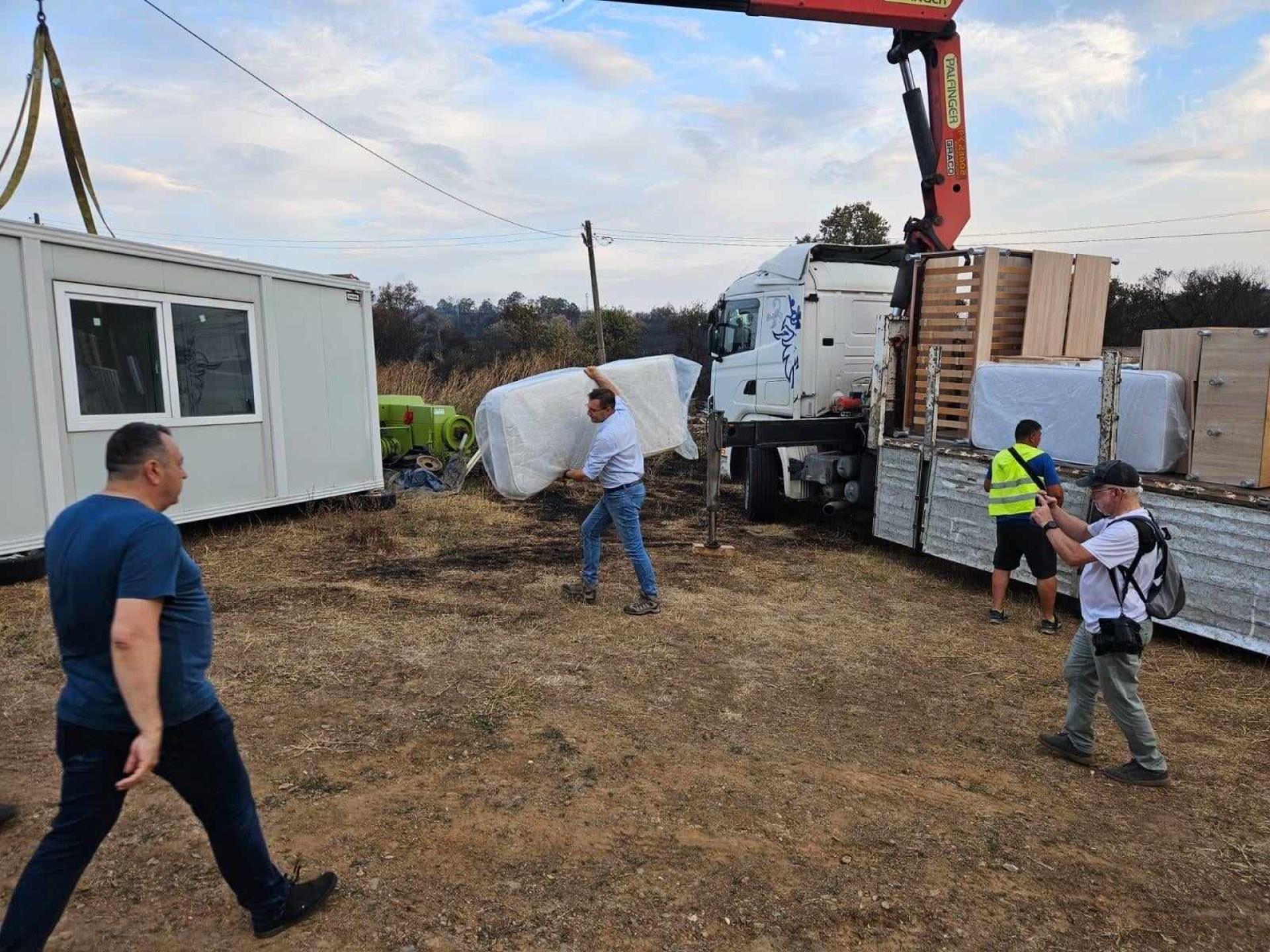 Хората от опожареното село Воден трогнати от жеста на Пеевски ВИДЕО