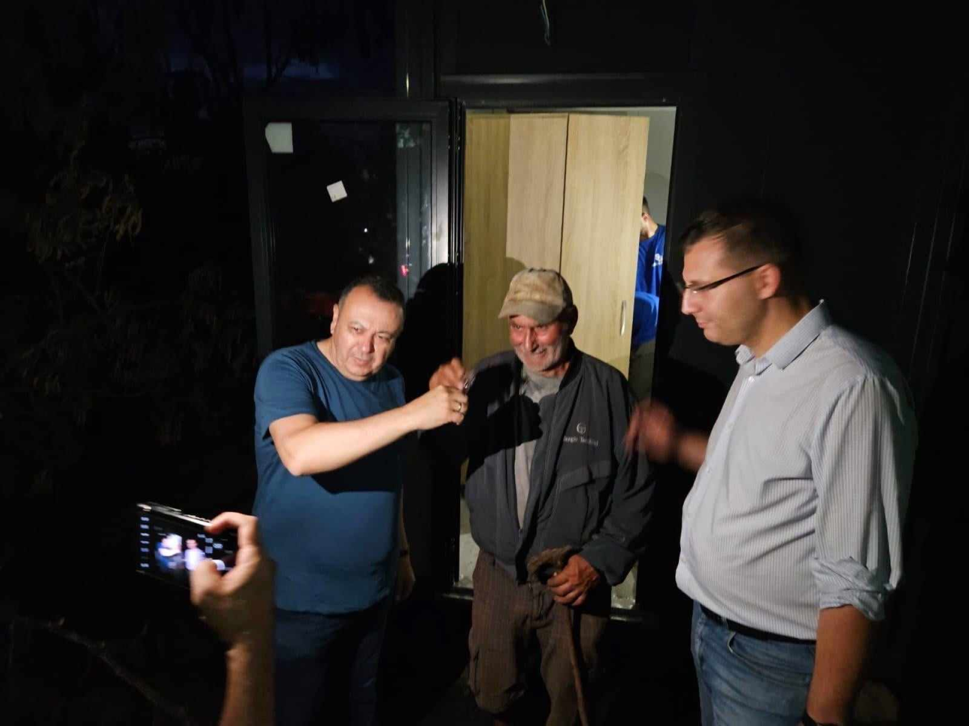 Хората от опожареното село Воден трогнати от жеста на Пеевски ВИДЕО