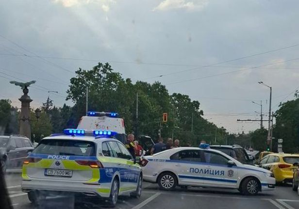 Извънредна ситуация в центъра на София! Полицаи веднага дойдоха на мястото СНИМКИ