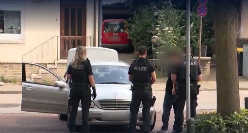 Сирийци клаха учител на паркинг в Германия 