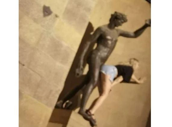Туристка оскверни сексуално прочута статуя в Италия СНИМКИ 18+