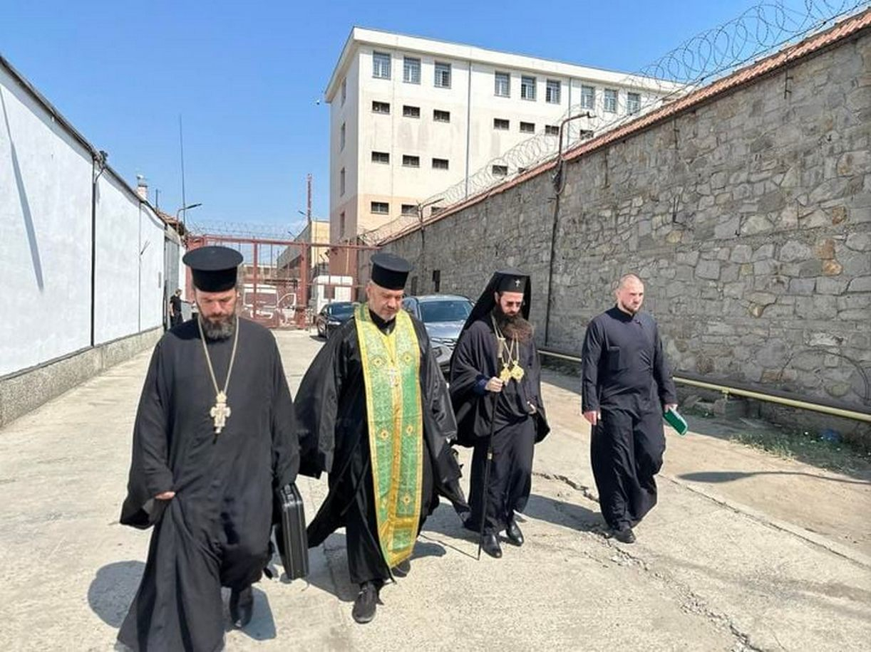 Новоизбраният сливенски митрополит влезе в затвора СНИМКИ