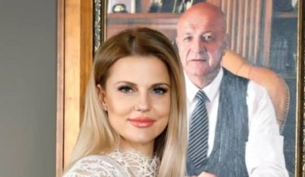 Вдовицата на Шарлопов показа мистериозното си младо гадже СНИМКА
