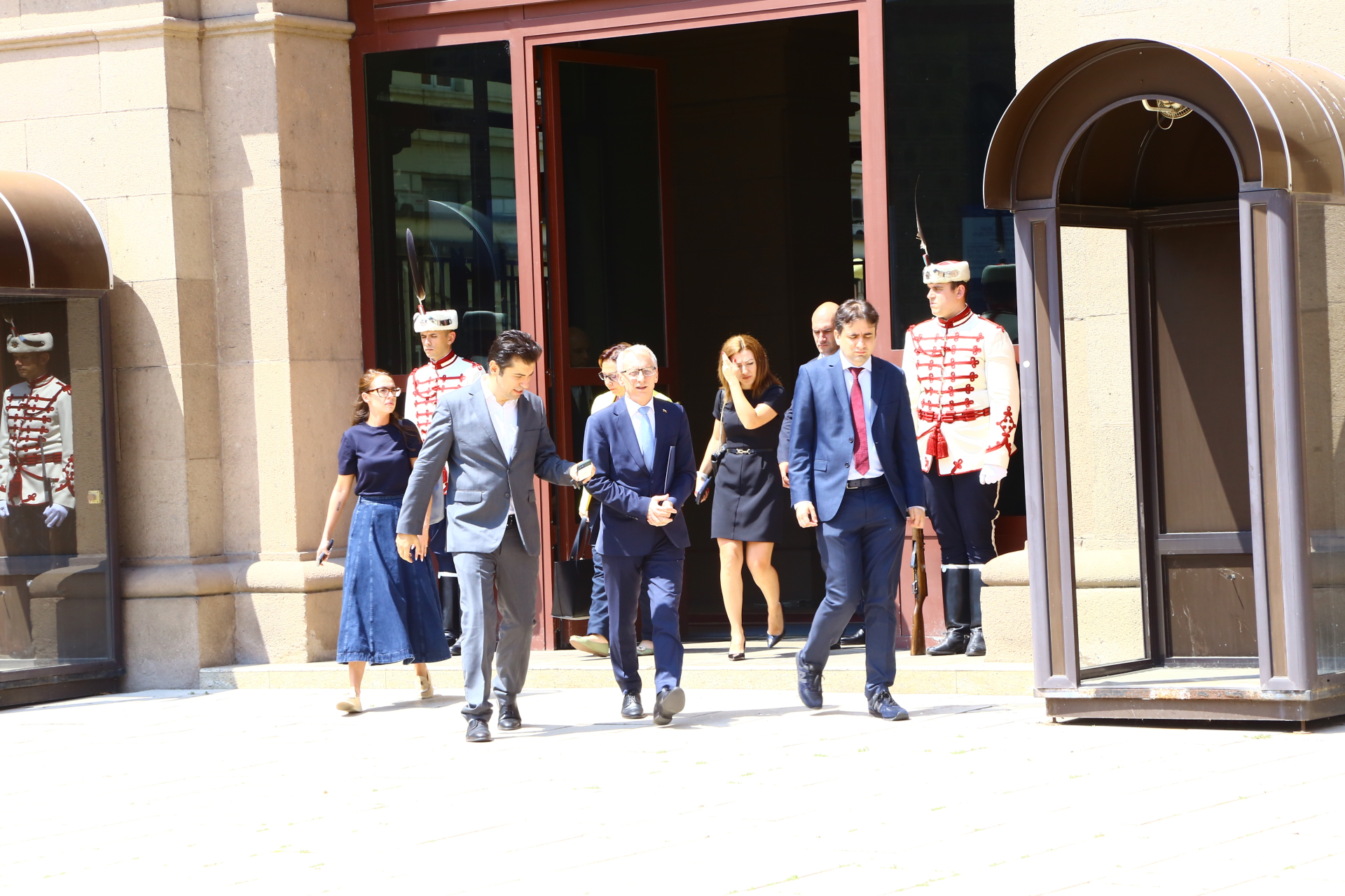 Мистерията около президентския кандидат на ПП-ДБ пада, вече е ясно името на...