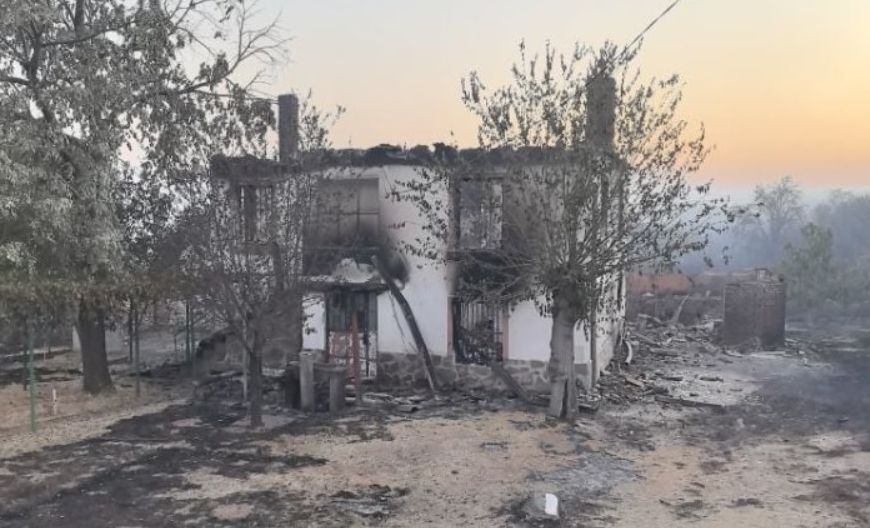 Чудо в опожарения Воден: Огънят просто подмина... СНИМКИ