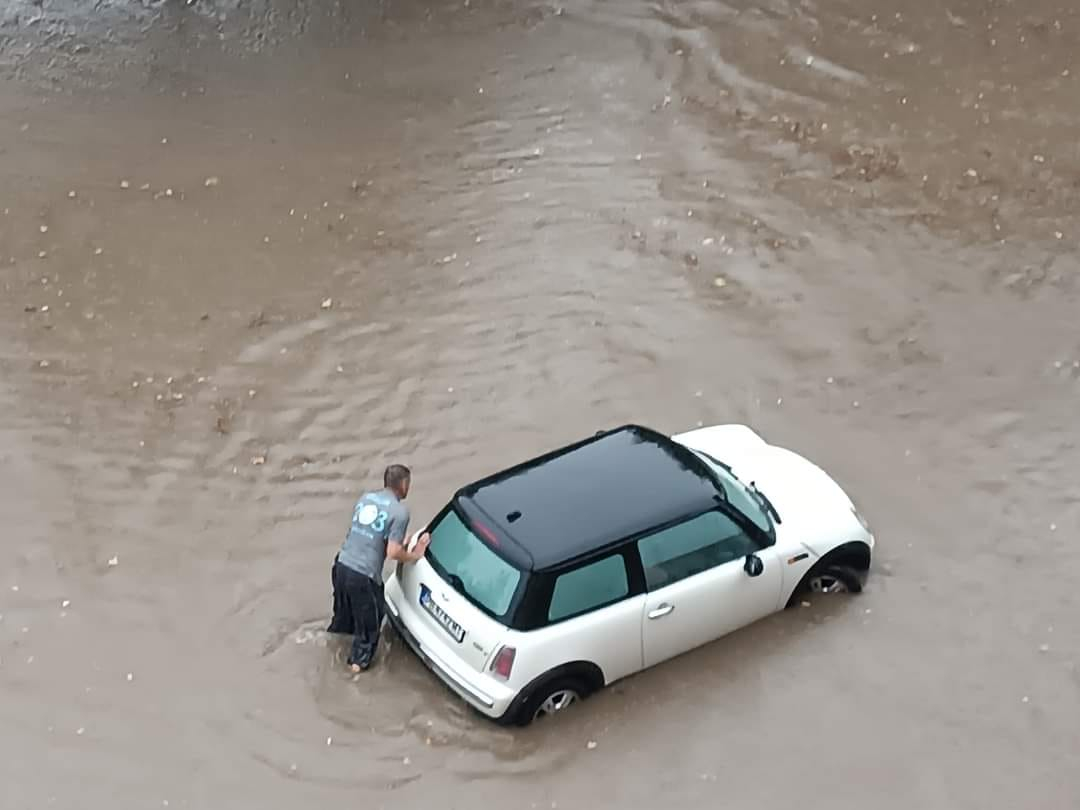 Свирепи бури удариха България, градове са под вода! Апокалиптични КАДРИ