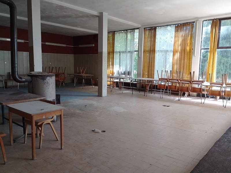 Този магазин с ресторант на цели 3 хил. квадрата може да е ваш за нищожна цена СНИМКИ