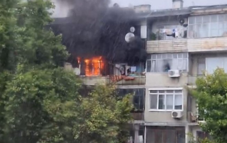 Апартамент пламна в Пловдив насред бурята, подозират мълния СНИМКИ