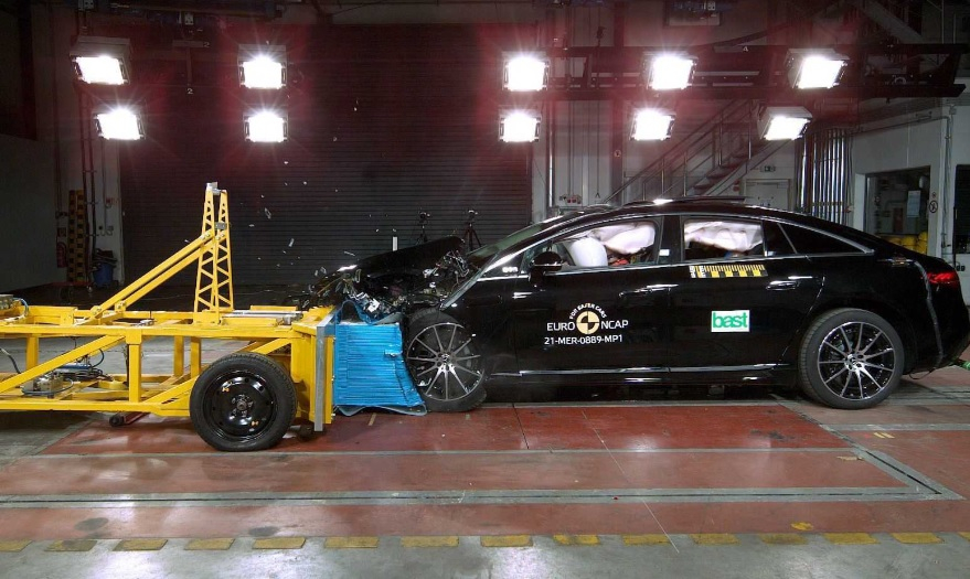 Новият Mercedes-Benz E-Class удиви експертите в краш тестове ВИДЕО
