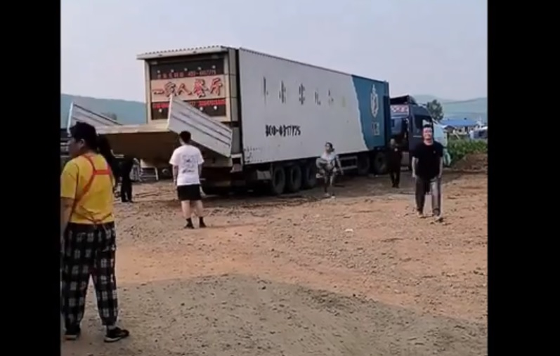 Зрелищни ВИДЕА: Не е за вярване в какво се превръща този камион 