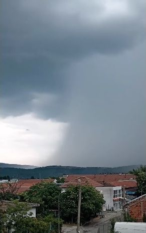 Порой и градушка удариха този град, улиците станаха реки ВИДЕО