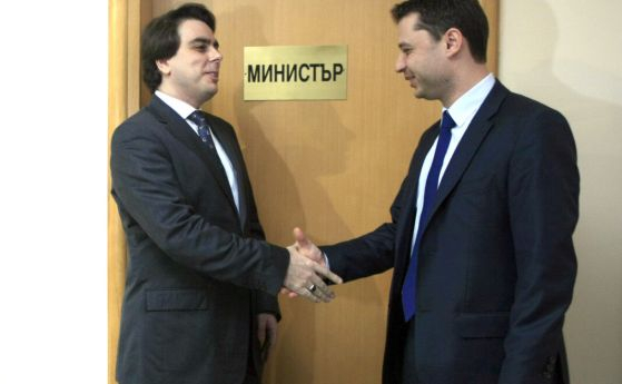 Задочен спор: Добрев и Василев се хванаха за гушите, ето защо 