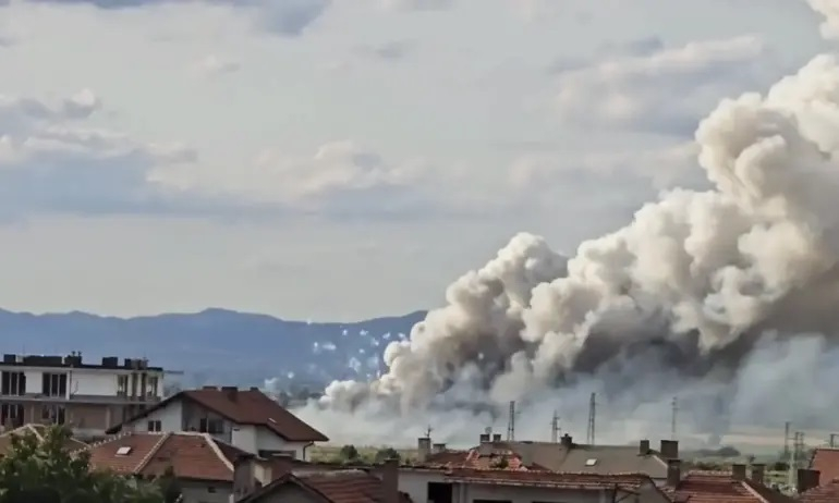 Взривове в склад за фойерверки край Елин Пелин, страшно е! ВИДЕО