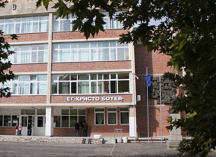 Чичко Паричко бута синчето в Езиковата по втория начин, балът на мераклията не стига