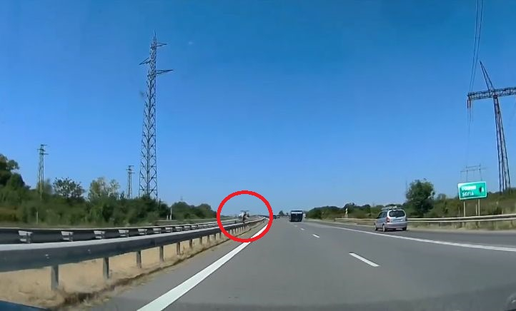 Какво прави този? Иска да умре или бяга от ченгетата? ВИДЕО
