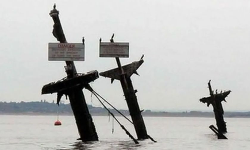 На кораб в Темза дебне смъртоносна опасност СНИМКИ